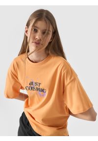 4f - T-shirt z nadrukiem dziewczęcy - pomarańczowy. Okazja: na co dzień. Kolor: pomarańczowy. Materiał: bawełna, dzianina, jersey. Długość rękawa: krótki rękaw. Długość: krótkie. Wzór: nadruk. Styl: casual, sportowy