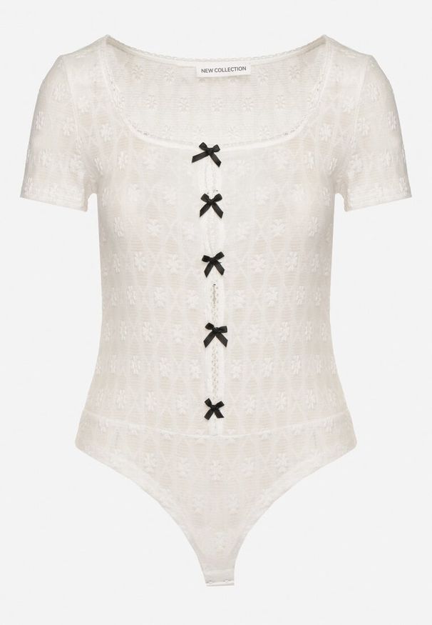 Born2be - Białe Dopasowane Body z Tłoczonej Tkaniny Zdobione Wycięciami z Kokardkami Redelina. Okazja: na co dzień. Typ kołnierza: kokarda. Kolor: biały. Materiał: tkanina. Długość rękawa: krótki rękaw. Długość: krótkie. Wzór: aplikacja. Styl: elegancki, casual