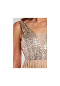 Awama - Długa sukienka na wesele z rozcięciem beżowa z cekinami. Okazja: na ślub cywilny, na wesele. Kolor: beżowy. Styl: wizytowy. Długość: maxi #2