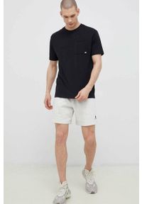 New Balance t-shirt bawełniany kolor czarny gładki MT31542BK-2BK. Kolor: czarny. Materiał: bawełna. Długość rękawa: krótki rękaw. Długość: krótkie. Wzór: gładki #2