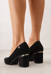 Renee - Czarne Czółenka na Słupku z Wkładką ze Skóry Naturalnej i Metaliczną Ozdobą Dynaste. Kolor: czarny. Materiał: skóra. Wzór: aplikacja. Obcas: na słupku. Styl: elegancki #9
