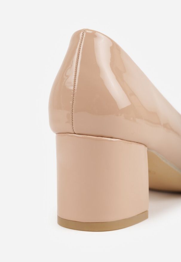 Renee - Ciemnobeżowe Czółenka Vices Lakierowane na Słupku z Wkładką ze Skóry Naturalnej Tinaselle. Okazja: na spotkanie biznesowe. Kolor: beżowy. Materiał: skóra, lakier. Obcas: na słupku. Styl: biznesowy