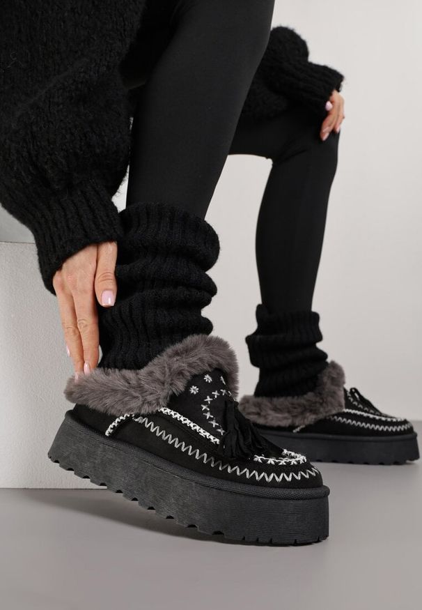 Born2be - Czarne Śniegowce na Grubej Podeszwie z Haftem i Futerkiem Ezilune. Kolor: czarny. Materiał: futro. Wzór: haft. Sezon: zima. Styl: klasyczny