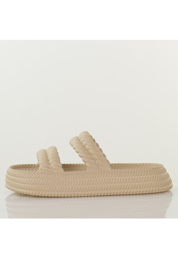 Beżowe lekkie piankowe klapki damskie DiA 51-001. Okazja: na co dzień, do domu. Kolor: beżowy. Materiał: dresówka, materiał, tworzywo sztuczne. Sezon: wiosna, lato. Obcas: na platformie. Styl: klasyczny, casual, sportowy