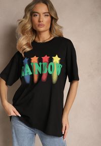 Renee - Czarny T-shirt o Kroju Oversize z Nadrukowanym Napisem Ilorella. Okazja: na co dzień. Kolor: czarny. Materiał: jeans. Wzór: napisy. Styl: elegancki, casual