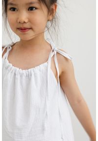 Marsala - MINI bluzka BAWEŁNIANA z wiązaniem na ramionach w kolorze CLASSIC WHITE - DAFNE-128-134 (8-9). Kolor: biały. Materiał: bawełna. Długość rękawa: na ramiączkach. Wzór: gładki. Sezon: lato #1