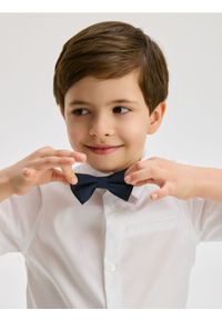 Reserved - Elegancka koszula z muchą - biały. Kolor: biały. Materiał: tkanina, bawełna. Styl: elegancki #1