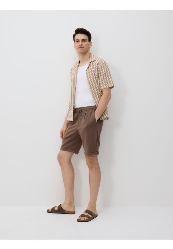 Reserved - Szorty regular fit - brązowy. Kolor: brązowy. Materiał: bawełna, dzianina
