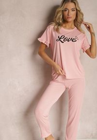 Renee - Różowy 2-Częściowy Komplet Piżamowy Koszulka z Napisem i Proste Spodnie Niela. Kolor: różowy. Wzór: napisy #4