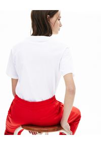Lacoste - LACOSTE - Biały t-shirt z haftem w serek. Typ kołnierza: dekolt w serek. Kolor: biały. Materiał: jeans, bawełna, prążkowany. Wzór: haft #5