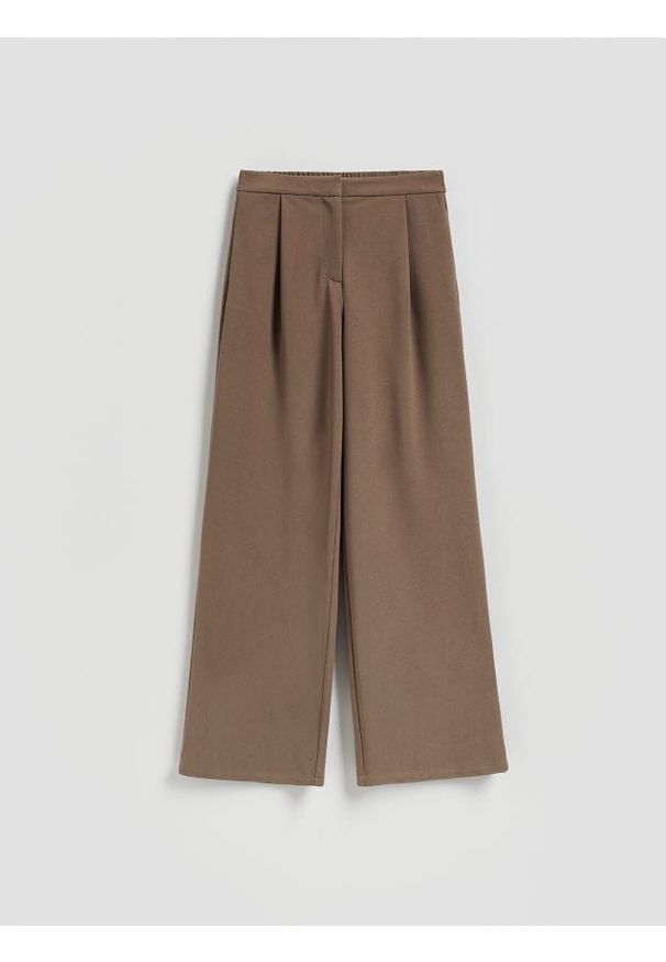 Reserved - Spodnie z prostą nogawką - brązowy. Kolor: brązowy. Materiał: dzianina. Wzór: gładki