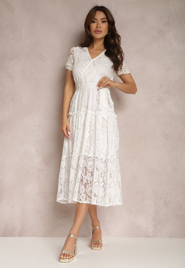 Renee - Biała Sukienka Caneope. Kolor: biały. Materiał: tkanina, materiał, koronka. Długość rękawa: krótki rękaw. Typ sukienki: kopertowe. Długość: midi