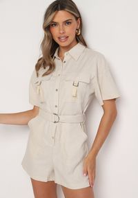 Born2be - Jasnobeżowy Kombinezon z Lnem i Wiskozą z Koszulową Górą i Materiałowym Paskiem z Klamrą Lolefia. Okazja: na co dzień. Kolor: beżowy. Materiał: wiskoza, materiał, len. Długość rękawa: krótki rękaw. Długość: krótkie. Styl: elegancki, casual, wizytowy #3