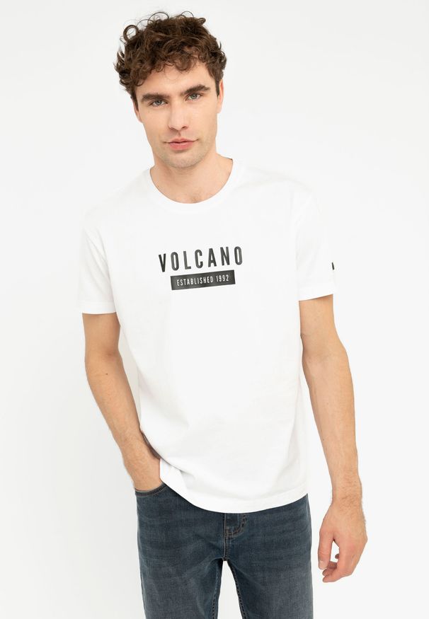 Volcano - Koszulka z napisem, Comfort Fit, T-BRAD. Okazja: na co dzień. Kolor: biały. Materiał: jeans, skóra, materiał, bawełna, tkanina. Długość rękawa: krótki rękaw. Długość: krótkie. Wzór: napisy. Styl: sportowy, casual, klasyczny