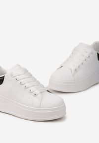 Renee - Biało-Czarne Sneakersy na Platformie Ozdobione Kontrastową Wstawką Aviasta. Kolor: biały. Wzór: aplikacja. Obcas: na platformie