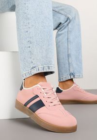 Renee - Różowe Sneakersy Typu Tenisówki Ozdobione Paskami Amolana. Okazja: na co dzień. Zapięcie: pasek. Kolor: różowy. Materiał: jeans. Wzór: aplikacja