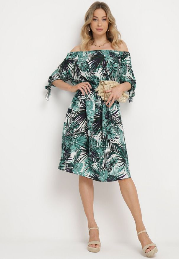 Born2be - Biało-Zielona Hiszpanka Sukienka z Bawełny z Paskiem i Wiązaniem przy Rękawach Celintia. Typ kołnierza: dekolt hiszpanka. Kolor: biały. Materiał: bawełna. Sezon: lato