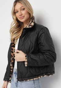 Born2be - Czarna Pikowana Kurtka Dwustronna ze Stójką i Ściągaczem z Futerkiem w Panterkę Cesila. Okazja: na co dzień. Typ kołnierza: kołnierzyk stójkowy. Kolor: czarny. Materiał: futro. Długość rękawa: długi rękaw. Długość: długie. Wzór: motyw zwierzęcy. Styl: klasyczny, casual #4