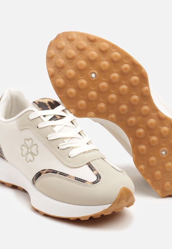Renee - Beżowe Sneakersy z Panterkowymi Zdobieniami i Delikatnym Haftem Alisella. Okazja: na co dzień, na spotkanie biznesowe. Kolor: beżowy. Materiał: jeans. Wzór: aplikacja, haft. Obcas: na płaskiej podeszwie