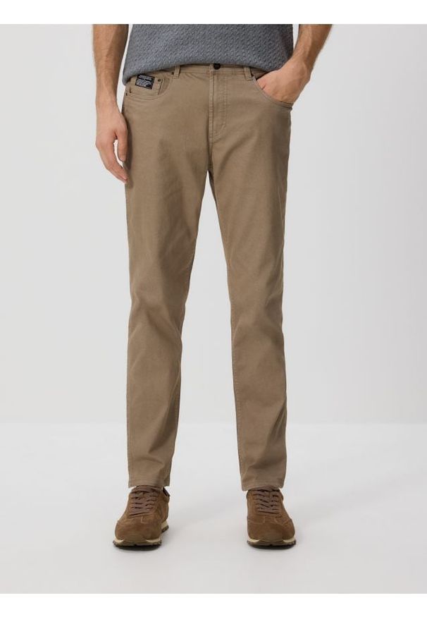 Reserved - Spodnie Slim fit - brązowy. Kolor: brązowy. Materiał: tkanina, bawełna