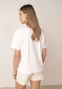 Born2be - Biały Bawełniany T-shirt z Ozdobną Aplikacją z Perełek i Cyrkonii Haidea. Okazja: na co dzień. Kolor: biały. Materiał: bawełna. Wzór: aplikacja. Styl: elegancki, casual #4