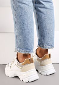 Renee - Biało-Złote Sneakersy przed Kostkę na Grubej Podeszwie z Metalicznymi Wstawkami Sepella. Okazja: na co dzień. Wysokość cholewki: przed kostkę. Kolor: biały. Materiał: jeans #4