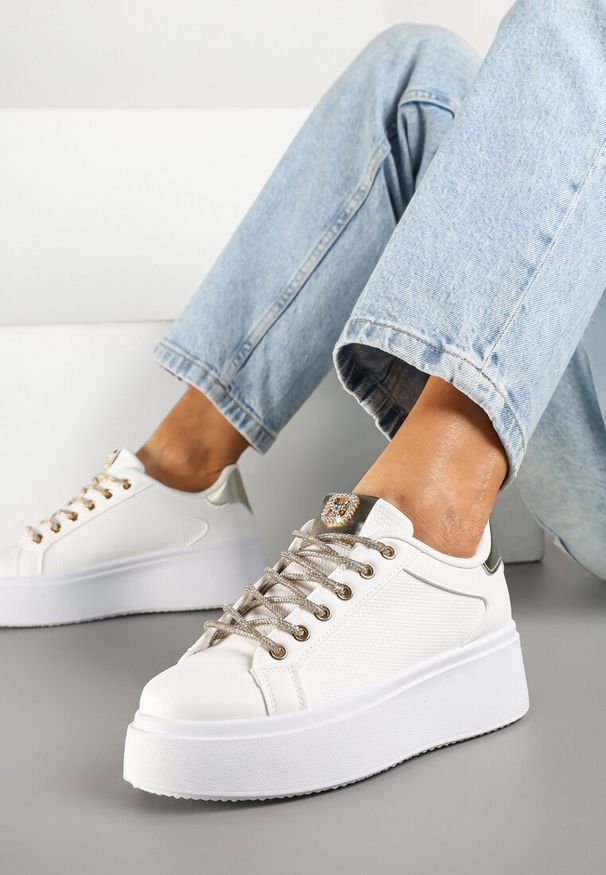 Renee - Białe Sneakersy na Platformie z Siateczką i Cyrkoniowym Sznurowaniem Warelna. Okazja: na co dzień. Zapięcie: sznurówki. Kolor: biały. Obcas: na platformie