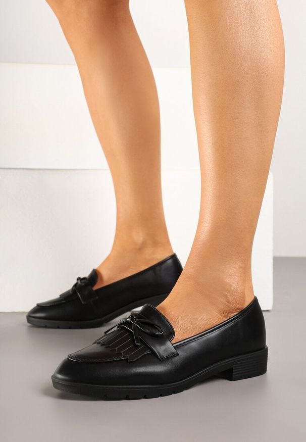 Renee - Czarne Mokasyny z Kokardą i Frędzlami Dovossa. Okazja: na co dzień. Kolor: czarny. Materiał: jeans. Wzór: aplikacja. Styl: elegancki, casual