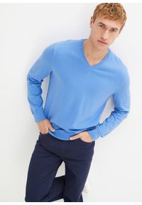 bonprix - Cienki sweter z miękkiej mieszanki bawełny. Typ kołnierza: dekolt w serek. Kolor: niebieski. Materiał: dzianina, bawełna. Wzór: gładki, ze splotem. Styl: klasyczny #1