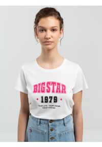 Big-Star - Koszulka damska bawełniana z dużym nadrukiem na piersi biała Rismela 100. Okazja: na imprezę, na co dzień. Kolor: biały. Materiał: bawełna. Wzór: nadruk. Styl: retro, casual #5