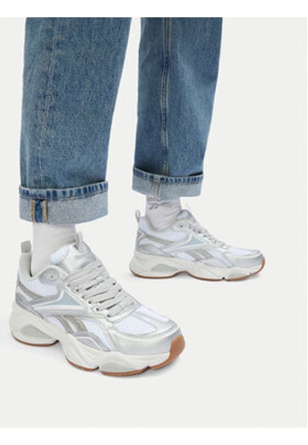 Reebok Sneakersy CHARGE AR30246WSSW Srebrny. Kolor: srebrny. Materiał: skóra