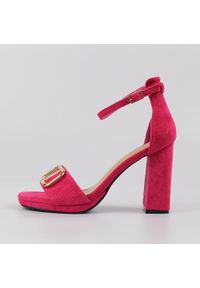 Fuksjowe sandały damskie na słupku z zakrytą piętą Vinceza 20202. Kolor: różowy. Materiał: zamsz. Obcas: na słupku #1