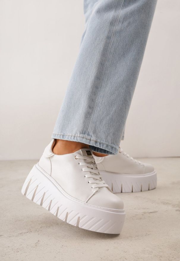 Born2be - Białe Sneakersy VICES na Grubej Tłoczonej Podeszwie Cheka. Okazja: na co dzień. Zapięcie: sznurówki. Kolor: biały. Materiał: jeans