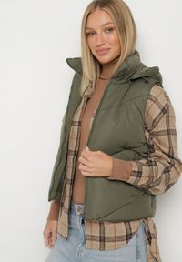Born2be - Ciemnozielona Klasyczna Kamizelka z Pikowanymi Przeszyciami i Kapturem Ollera. Okazja: na co dzień. Typ kołnierza: kaptur. Kolor: zielony. Materiał: jeans. Styl: klasyczny #3