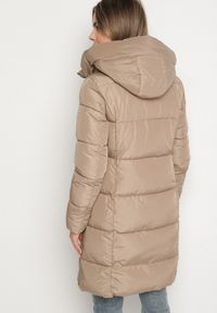 Born2be - Beżowa Długa Kurtka Pikowana z Kapturem i Ozdobną Taśmą przy Suwaku Galorrea. Okazja: na co dzień. Typ kołnierza: kaptur. Kolor: beżowy. Materiał: dzianina, poliester, jeans. Długość: długie. Styl: casual, elegancki #3