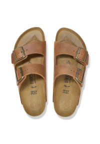 Klapki damskie Birkenstock Arizona LEOI Cognac. Okazja: na co dzień. Kolor: brązowy. Materiał: skóra. Wzór: paski. Styl: wakacyjny, casual, klasyczny, elegancki #2