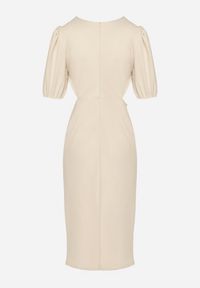 Born2be - Beżowa Sukienka o Dopasowanym Kroju z Marszczeniem i Wycięciem w Talii Desannia. Okazja: na co dzień. Kolor: beżowy. Długość rękawa: krótki rękaw. Typ sukienki: dopasowane. Styl: casual, klasyczny #2