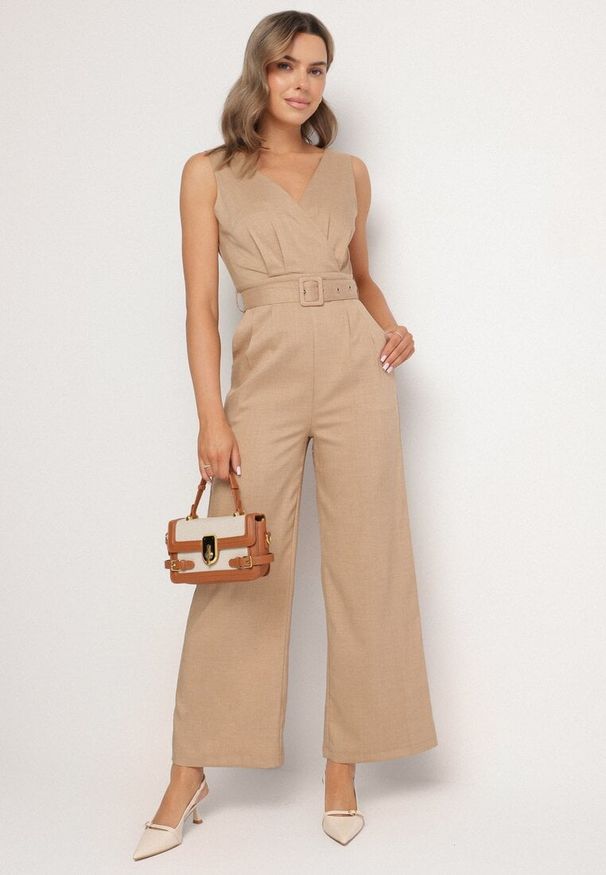 Born2be - Ciemnobeżowy Kombinezon z Bawełną Kopertowym Dekoltem i Paskiem Evivione. Kolor: beżowy. Materiał: bawełna. Styl: elegancki