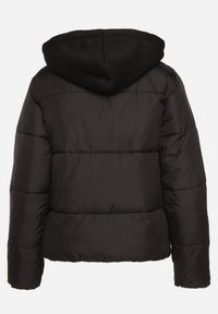 Born2be - Czarna Pikowana Kurtka z Kapturem Mivuna. Okazja: na co dzień. Typ kołnierza: kaptur. Kolor: czarny. Materiał: jeans. Długość: krótkie. Styl: casual #3