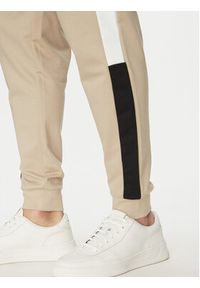 BOSS Spodnie dresowe Iconic 50535786 Beżowy Regular Fit. Kolor: beżowy. Materiał: bawełna #3