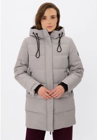 Volcano - Pikowany płaszcz J-LIVIA. Typ kołnierza: kaptur. Kolor: beżowy. Materiał: materiał. Długość: długie. Wzór: aplikacja. Sezon: zima #1