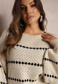 Renee - Jasnobeżowy Sweter z Szerokimi Bufiastymi Rękawami i Drobnym Wzorem Nigistis. Kolor: beżowy. Materiał: dzianina, tkanina. Długość rękawa: długi rękaw. Długość: długie. Wzór: aplikacja, paski. Styl: klasyczny