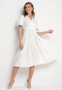 Born2be - Biała Sukienka Plisowana z Dekoltem w V z Paskiem w Talii Zolseki. Okazja: na co dzień. Kolor: biały. Styl: casual, klasyczny #1