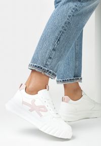 Born2be - Biało-Różowe Sneakersy na Platformie Mosila. Nosek buta: okrągły. Zapięcie: sznurówki. Kolor: biały. Materiał: materiał. Szerokość cholewki: normalna. Obcas: na platformie #5