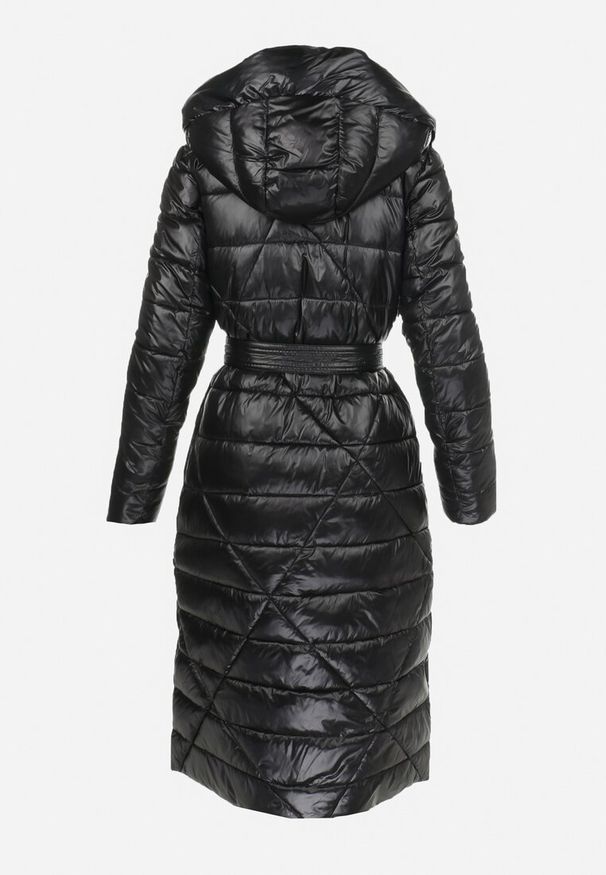 Born2be - Czarna Kurtka za Kolano z Wiązanym Paskiem i Kapturem Chlyrie. Kolor: czarny. Materiał: materiał. Długość: długie. Sezon: zima, jesień