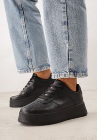Renee - Czarne Kultowe Sneakersy na Grubej Podeszwie z Perforacją na Nosku Lissina. Okazja: na co dzień. Kolor: czarny. Materiał: jeans #1