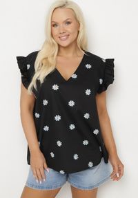 Born2be - Czarna Bluzka z Wiskozy w Kwiaty Tolamea. Okazja: na co dzień. Kolor: czarny. Materiał: wiskoza. Wzór: kwiaty. Styl: casual