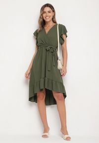 Born2be - Ciemnozielona Rozkloszowana Sukienka Ozdobiona Falbanką i Paskiem Natiellea. Okazja: na co dzień. Typ kołnierza: kołnierz z falbankami. Kolor: zielony. Wzór: aplikacja. Styl: casual #3