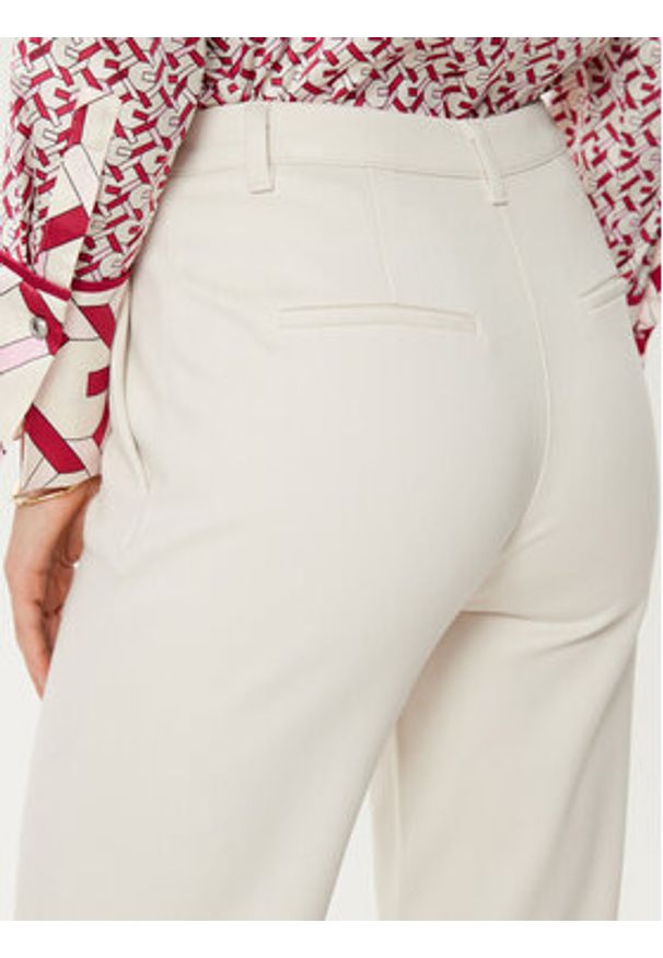 Guess Spodnie materiałowe W5RB30 KCMU2 Beżowy Regular Fit. Kolor: beżowy. Materiał: syntetyk