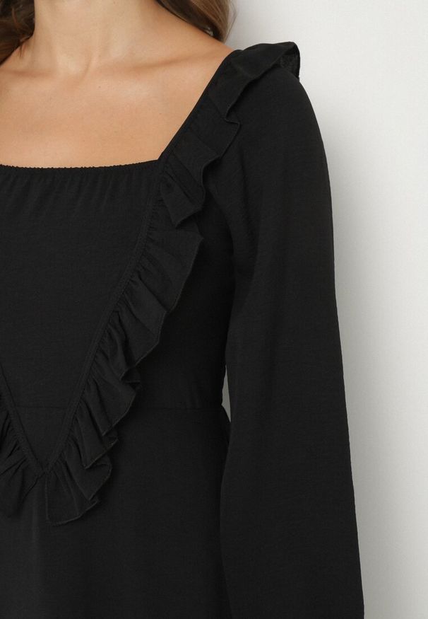 Born2be - Czarna Sukienka Długa Rozkloszowana z Ozdobnymi Falbankami Ferellia. Typ kołnierza: kołnierz z falbankami. Kolor: czarny. Materiał: materiał, jeans. Typ sukienki: rozkloszowane. Długość: maxi